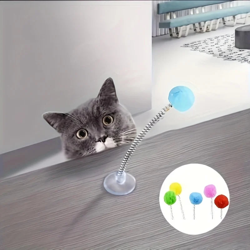 吸盤付き猫用スプリングボールおもちゃ(Petopop製)、猫がのぞき見ている様子が写っている