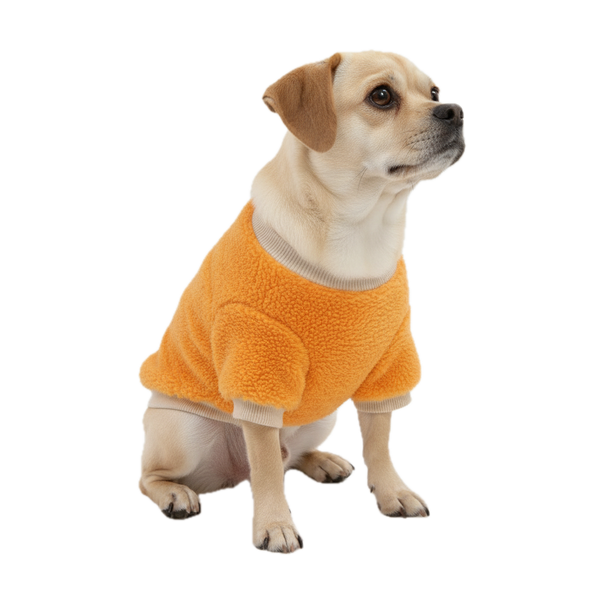 オレンジ色の犬用フリースパーカー、Petopop製、ペットが座っている様子