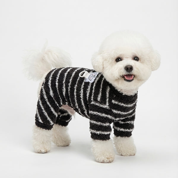 ボーダー柄の犬用ロンパース（PetoPop製）、ふわふわとした質感、犬が着用