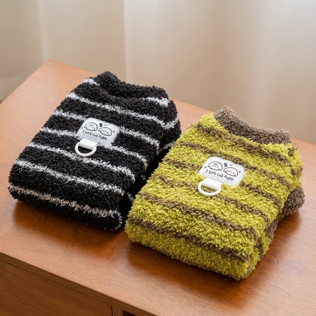 犬用ボーダーロンパース（PetoPop製）、ふわふわの質感、白と黒のストライプ柄、犬の刺繍入りタグ付き