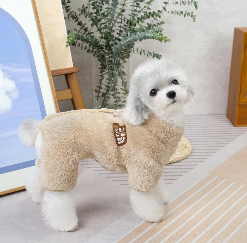 犬猫用のふわふわボアのジップアップパーカー（ベージュ） by Petopop、胸にロゴパッチ付き