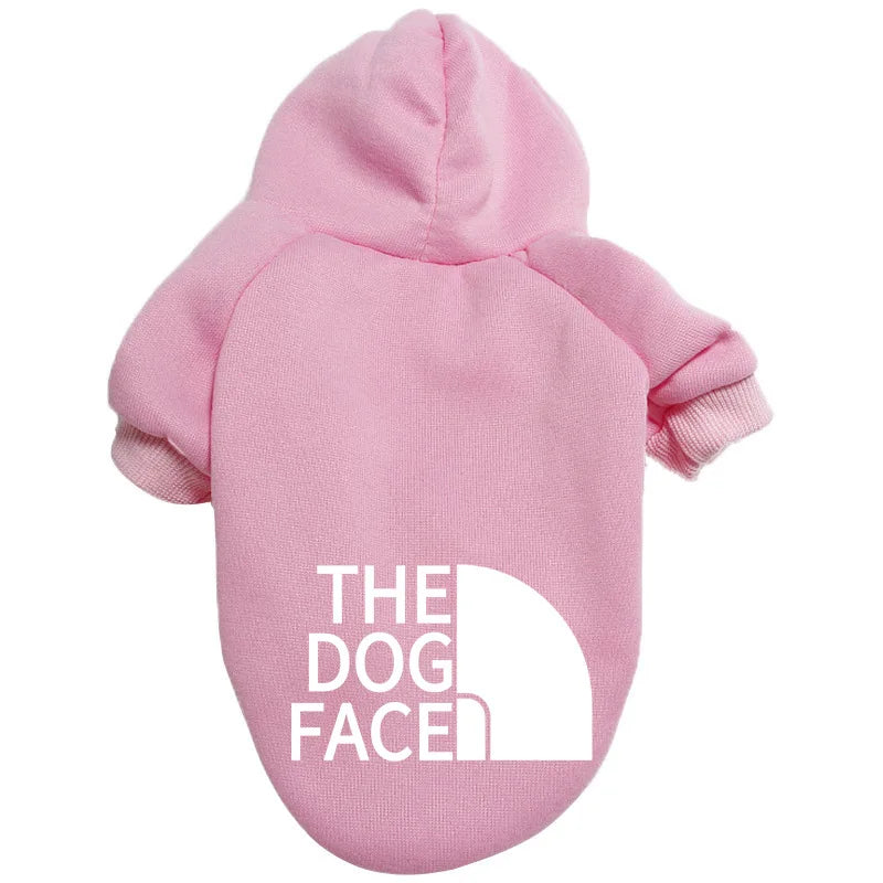 ピンク色のペット用フーディー（PetoPop製）、背面に白い「THE DOG FACE」のロゴ入り