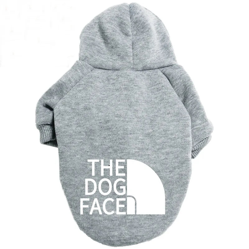 プレミアムコットンのペット用フーディー、PetoPop製、背面に「THE DOG FACE」の文字と白いロゴが入った灰色。