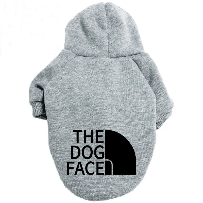 ライトグレーの犬用パーカー、PetoPop製、背面に「THE DOG FACE」の文字とブランド風ロゴ入り