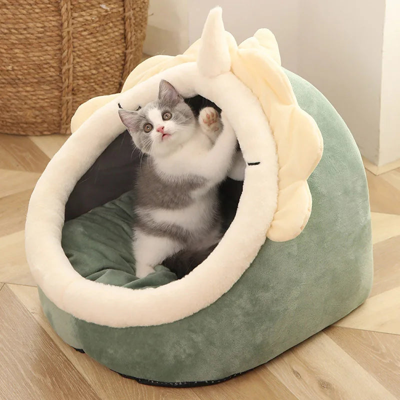 グリーンのドーム型キャットベッド（猫ちぐら）、ふわふわのクッション付き、猫が出入り口から顔を出している様子