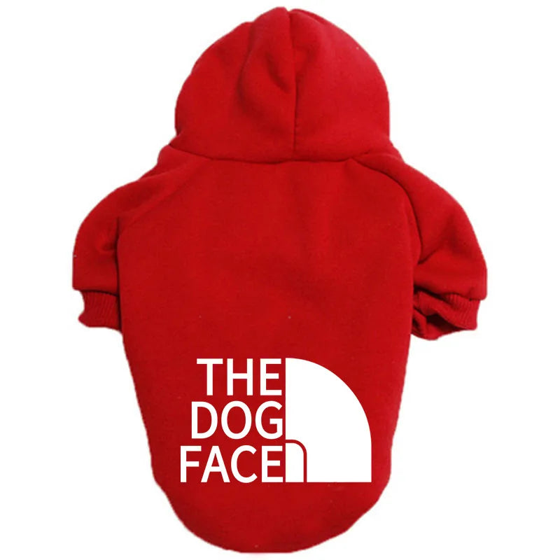 赤色の犬用パーカー、PetoPop製、背面に白い「THE DOG FACE」の文字入り