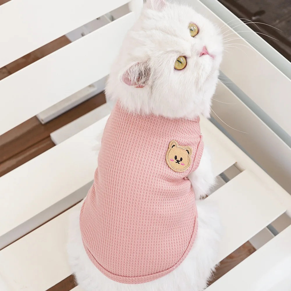 ピンク色の猫用サマーベスト（ワッフルベア柄ペット服）by Petopop、テディベアのアップリケが付き。