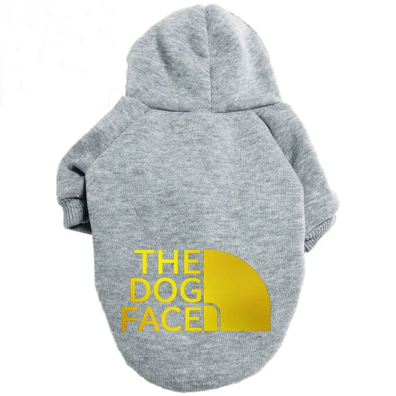灰色の犬用パーカー、PetoPop製、背面に金色の「THE DOG FACE」のグラフィックプリント